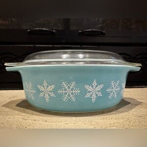 Vintage 1950’s 1.5Qt Snowflake Casserole Dish with Lid #043